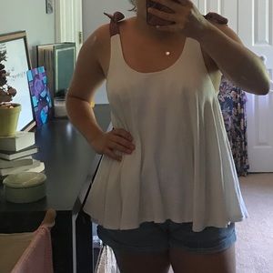 Flowy shirt with tied sleeves